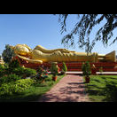 Der Liegende Buddha auf dem Gelände des neben dem Stupa liegenden Tempels That Luang Tai